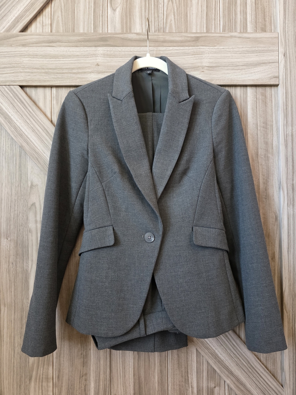 Express Women's Gray Tailored Single-Button Blazer and Matching Columnist Pants